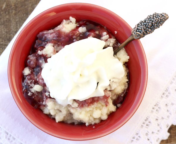 slow cooker berry cobbler with bisquick