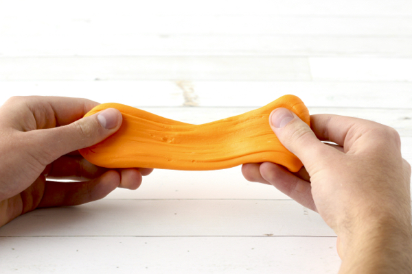 Stretching Silly Putty | atelier-yuwa.ciao.jp